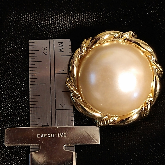 FAUX WHITE PEARL 4-STRAND GRADUATED NECKLACE & 2 CLUP EARRING BUNDLE SET - Picture 3 of 4